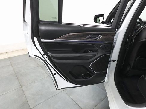 Used 2024 Jeep Grand Cherokee Overland w/ Luxury Tech Group IV image 23