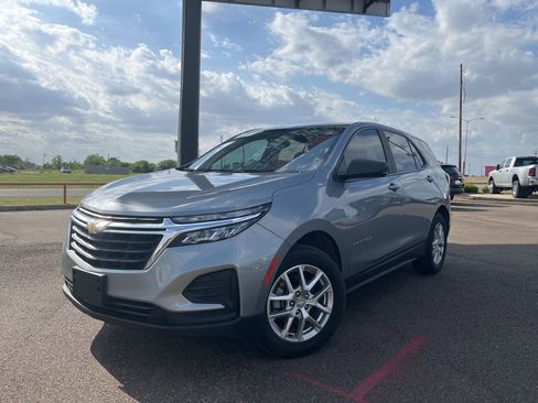Used 2023 Chevrolet Equinox LS w/ LS Convenience Package FWD image 2