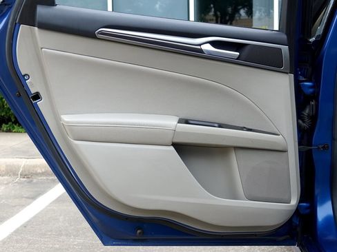 Used 2018 Ford Fusion SE w/ Fusion SE Technology Package image 37