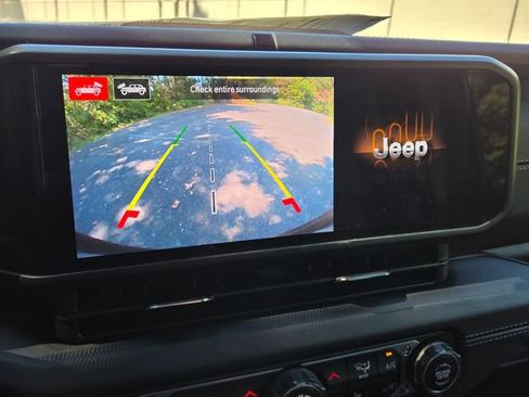 Used 2025 Jeep Wrangler Unlimited Sahara AWD/4WD image 19