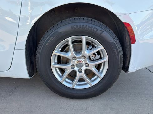 Used 2024 Chrysler Pacifica Touring-L image 6