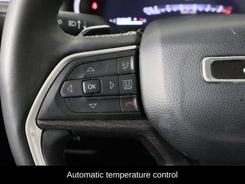 Used 2023 Jeep Grand Cherokee Limited w/ Black Appearance Package image 8