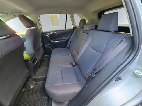 Used 2021 Toyota RAV4 LE AWD/4WD image 18
