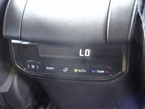 Used 2022 Toyota Highlander LE AWD/4WD image 11