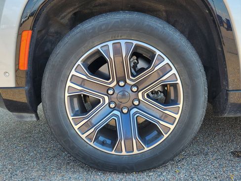 Used 2024 Jeep Wagoneer Series II w/ Flexible Seating Group image 16