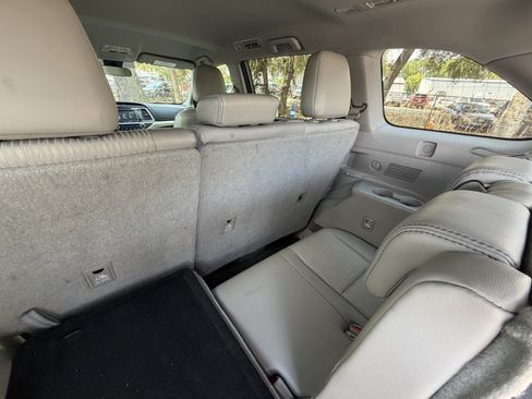 Used 2017 Toyota Highlander Plus FWD image 38