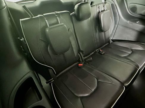Certified 2025 Chrysler Pacifica Limited image 36