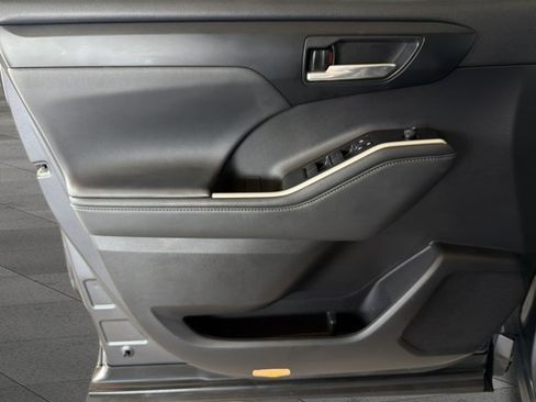 Used 2022 Toyota Highlander XSE FWD image 8