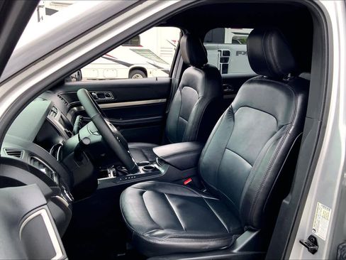 Used 2018 Ford Explorer XLT w/ Equipment Group 202A FWD image 8