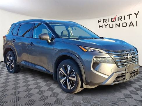 Used 2024 Nissan Rogue SL w/ SL Premium Package image 2