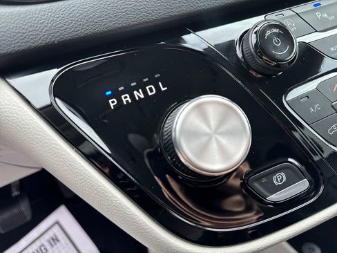 Used 2024 Chrysler Pacifica Touring-L image 23