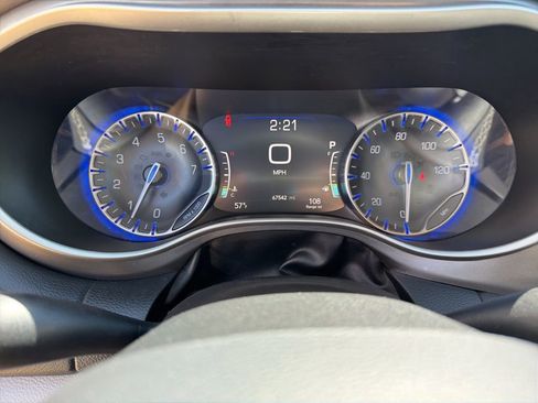 Used 2023 Chrysler Pacifica Touring-L FWD image 14