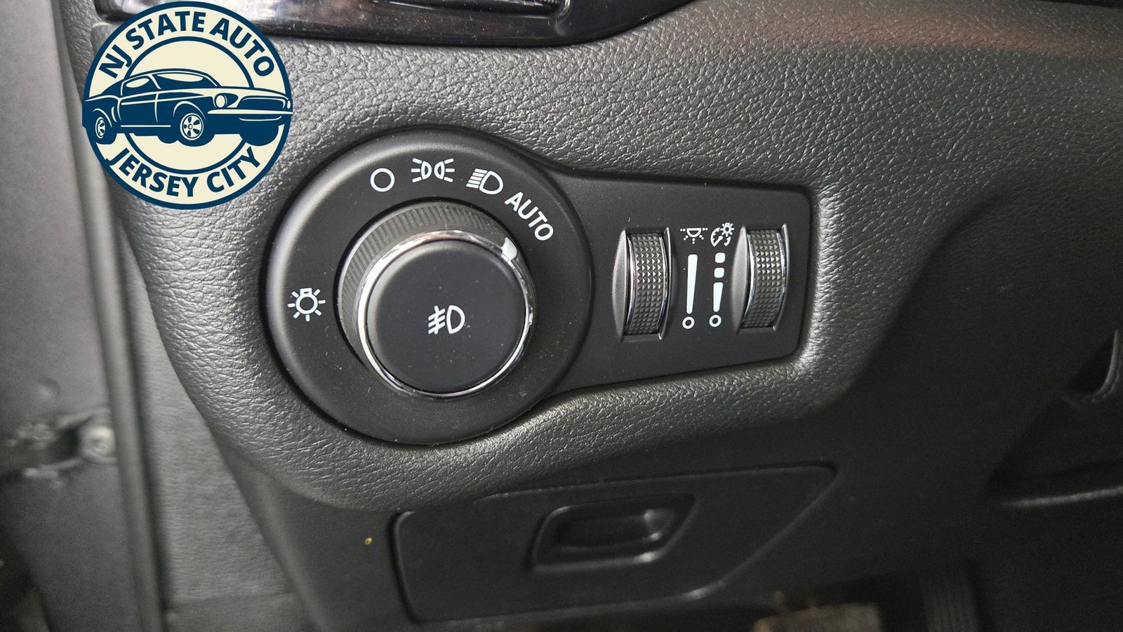 Used 2021 Jeep Cherokee Latitude Plus w/ Sun & Sound Group AWD/4WD image 26