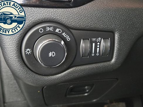Used 2021 Jeep Cherokee Latitude Plus w/ Sun & Sound Group AWD/4WD image 26