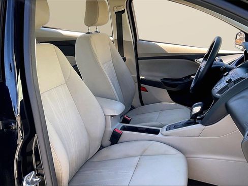 Used 2018 Ford Focus SE w/ SE Appearance Package image 22