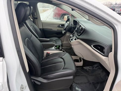 Used 2024 Chrysler Pacifica Limited FWD image 12