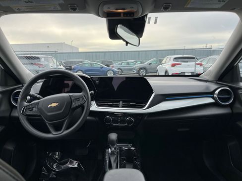 Used 2025 Chevrolet Trax LT image 32