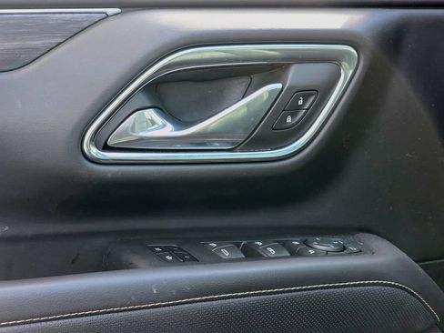 Used 2023 GMC Yukon SLT w/ SLT Premium Package image 11