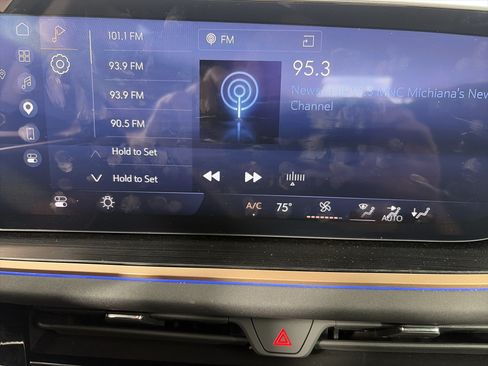 Used 2025 Buick Envision Sport Touring AWD/4WD image 21
