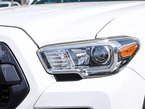 Used 2018 Toyota Tacoma TRD Off-Road w/ Technology Package image 20