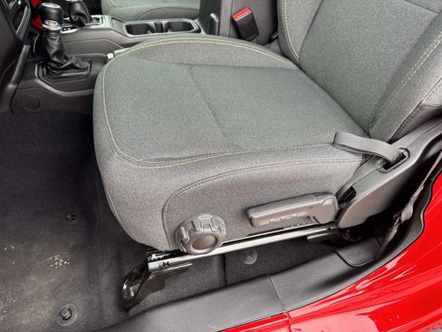 Used 2025 Jeep Wrangler Sahara image 19