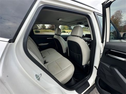 Used 2022 Kia Seltos EX image 17