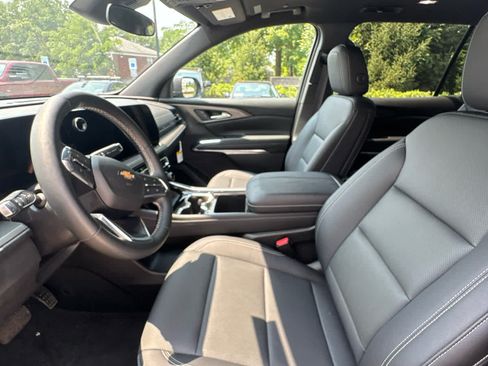 Used 2025 Chevrolet Traverse LT w/ Sun and Wheel Package FWD image 9