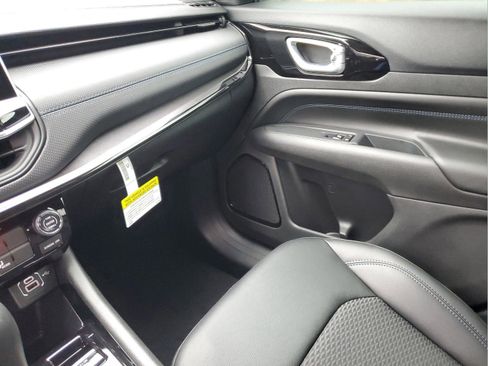 New 2026 Jeep Compass Latitude AWD/4WD image 17