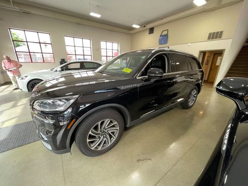 Used 2023 Lincoln Aviator AWD image 3
