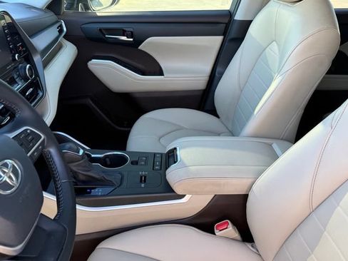 Used 2022 Toyota Highlander XLE FWD image 12