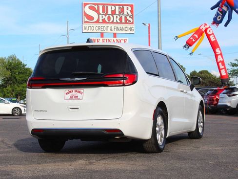 Used 2023 Chrysler Pacifica Touring-L FWD image 4