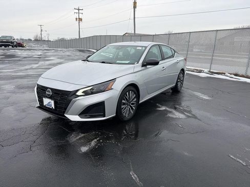 Used 2024 Nissan Altima 2.5 SV image 3