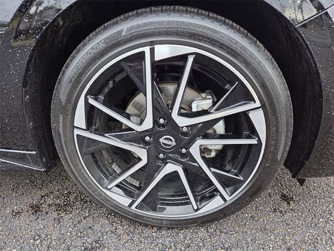 Used 2025 Nissan Sentra SR w/ SR Premium Package image 24