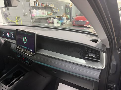 Certified 2025 Volkswagen Tiguan SE image 34