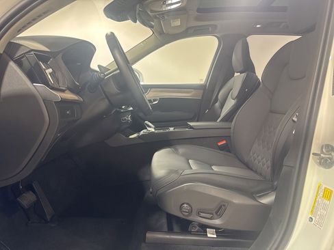 Used 2025 Volvo XC90 B6 Plus AWD/4WD image 19