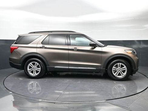 Used 2021 Ford Explorer XLT image 4