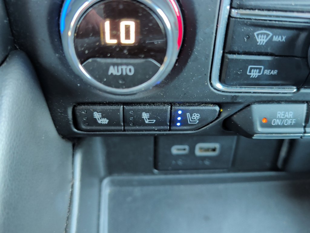 Used 2024 Chevrolet Suburban Premier RWD image 22