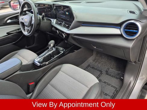 Used 2025 Chevrolet Trax LT w/ LT Convenience Package FWD image 34