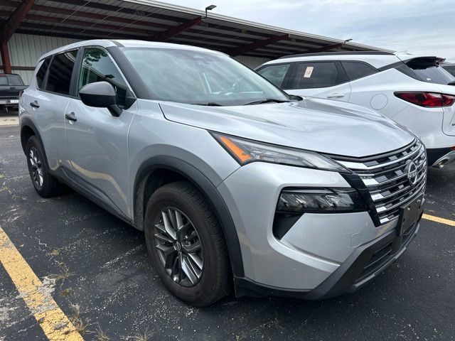 Used 2024 Nissan Rogue S AWD/4WD image 2