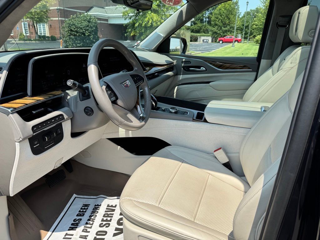 Certified 2023 Cadillac Escalade Premium Luxury Platinum w/ Heavy-Duty Trailer Package AWD/4WD image 11