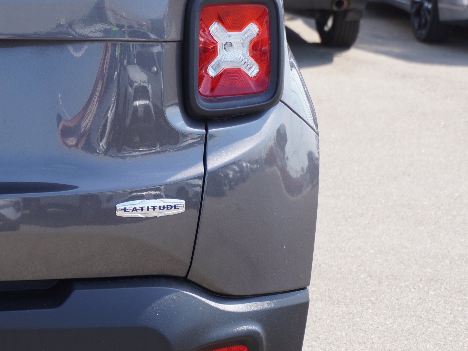 Used 2019 Jeep Renegade Latitude w/ Trailer Tow Group AWD/4WD image 11