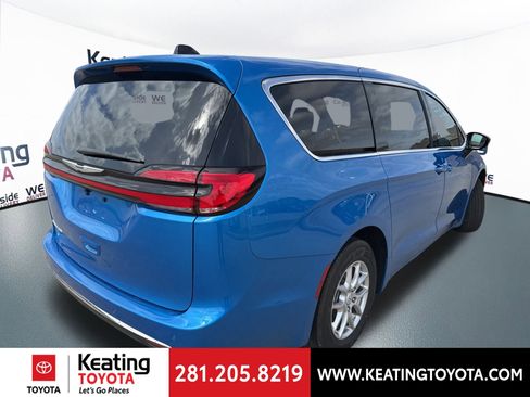 Used 2026 Chrysler Pacifica Select image 7