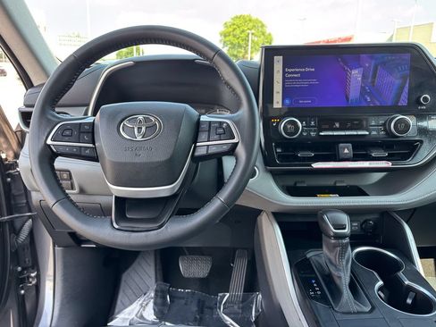 Certified 2024 Toyota Highlander XLE FWD image 22