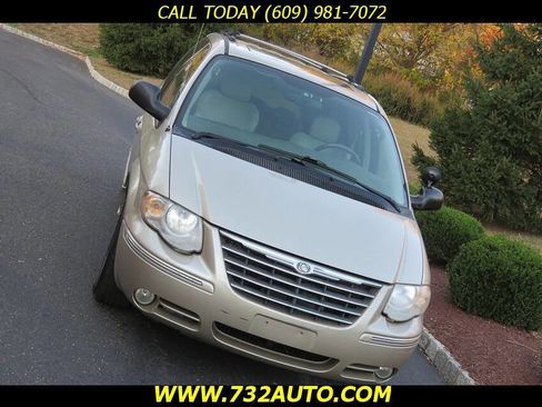 Used 2006 Chrysler Town & Country Limited w/ Trailer Tow Prep Group image 20