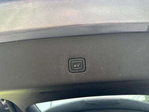 Used 2020 Chevrolet Traverse LT FWD image 32