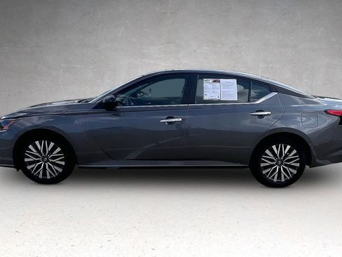 Used 2025 Nissan Altima 2.5 SV FWD image 3
