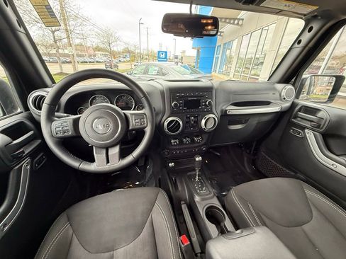 Used 2016 Jeep Wrangler Unlimited Sahara w/ Connectivity Group AWD/4WD image 6