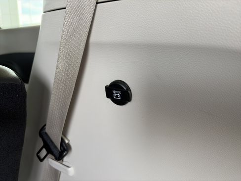 Used 2024 Chrysler Pacifica Touring-L image 40