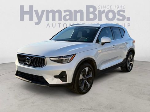 Used 2025 Volvo XC40 B5 Plus image 7