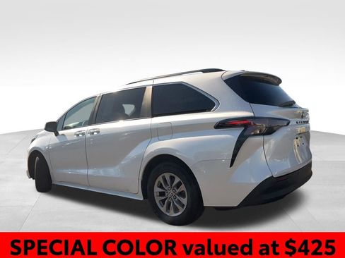 Used 2024 Toyota Sienna XLE FWD image 3